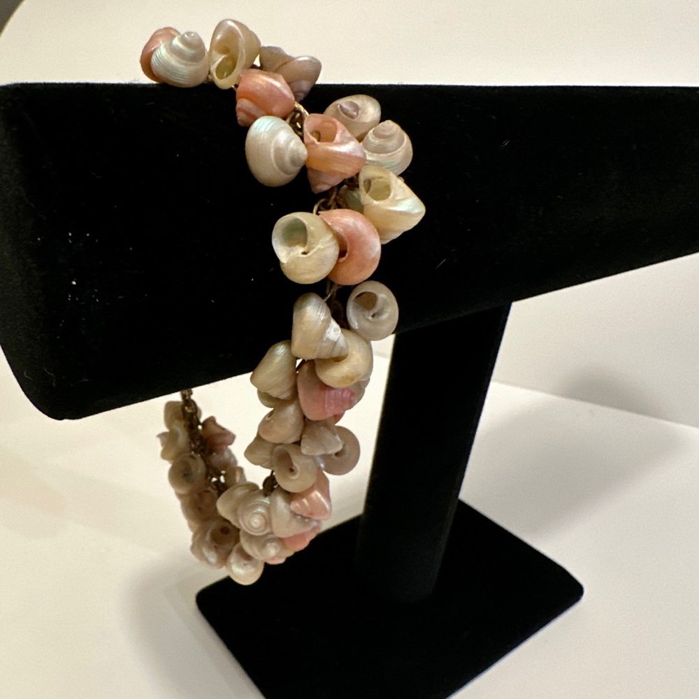Vintage Bracelet with Creamy Off-White and Light Pink Shells 7-8"